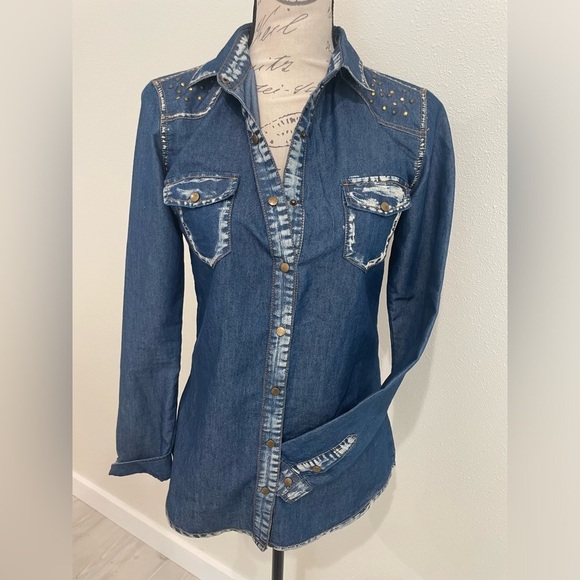 Selena Gomez Tops - Dream Out Loud beautiful button up top SZ medium EUC 🥰